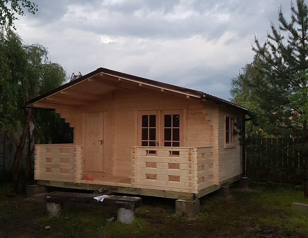 Садовый дом с террасой из минибруса